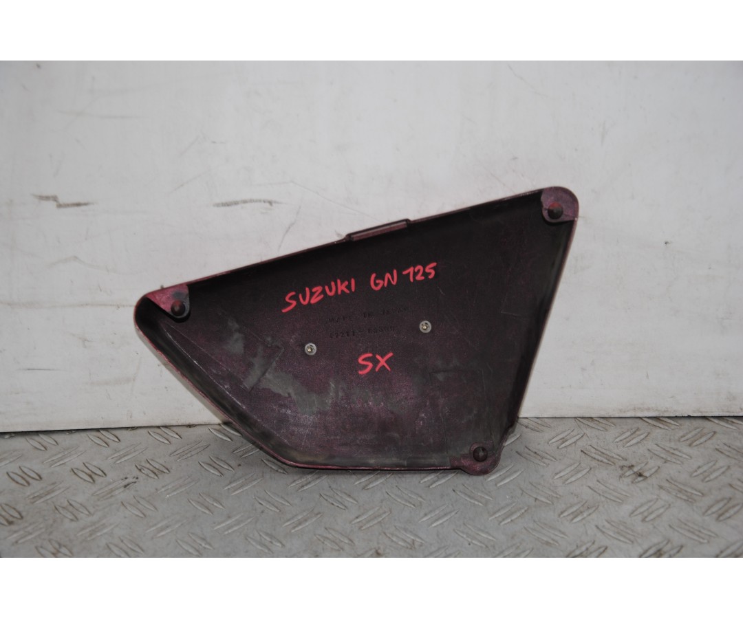 Carena Fianchetto Laterale Sx Suzuki GN125 dal 1993 al 1995 COD : 472111-05300  1677756832668