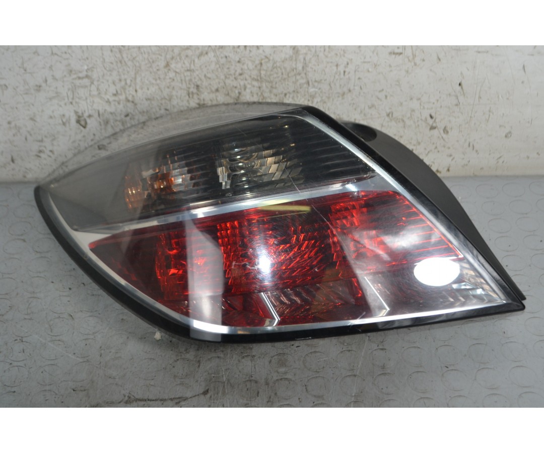 Fanale stop posteriore SX Opel Astra H 3p Dal 2004 al 2011 Cod 93190790  1685603685497