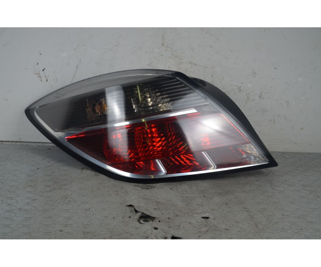 Fanale Stop Posteriore SX Opel Astra H 3p dal 2004 al 2011 Cod 93190790  1725957200295