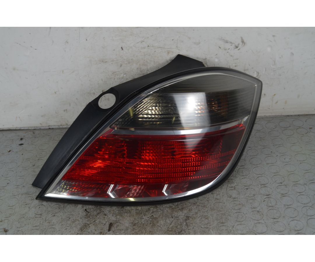 Fanale Stop Posteriore DX Opel Astra H 5p Dal 2004 al 2011 Cod 13222325  1737532212340