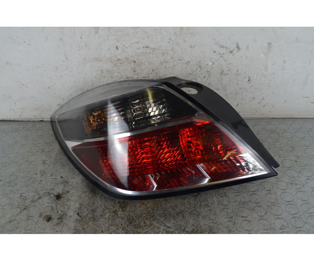 Fanale Stop Posteriore SX Opel Astra H 3p Dal 2004 al 2011 Cod 93190790  1741877399499