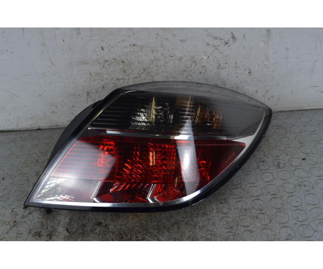 Fanale Stop Posteriore DX Opel Astra H 3p Dal 2004 al 2011 Cod 93190305  1741942812533