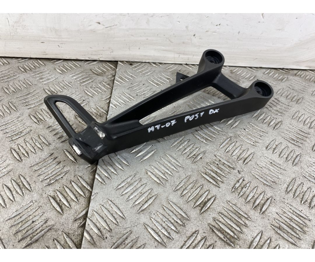 Staffa Pedana Poggiapiedi Passeggero Destra Dx Yamaha MT-07 Dal 2021 Al 2024  1746431694928
