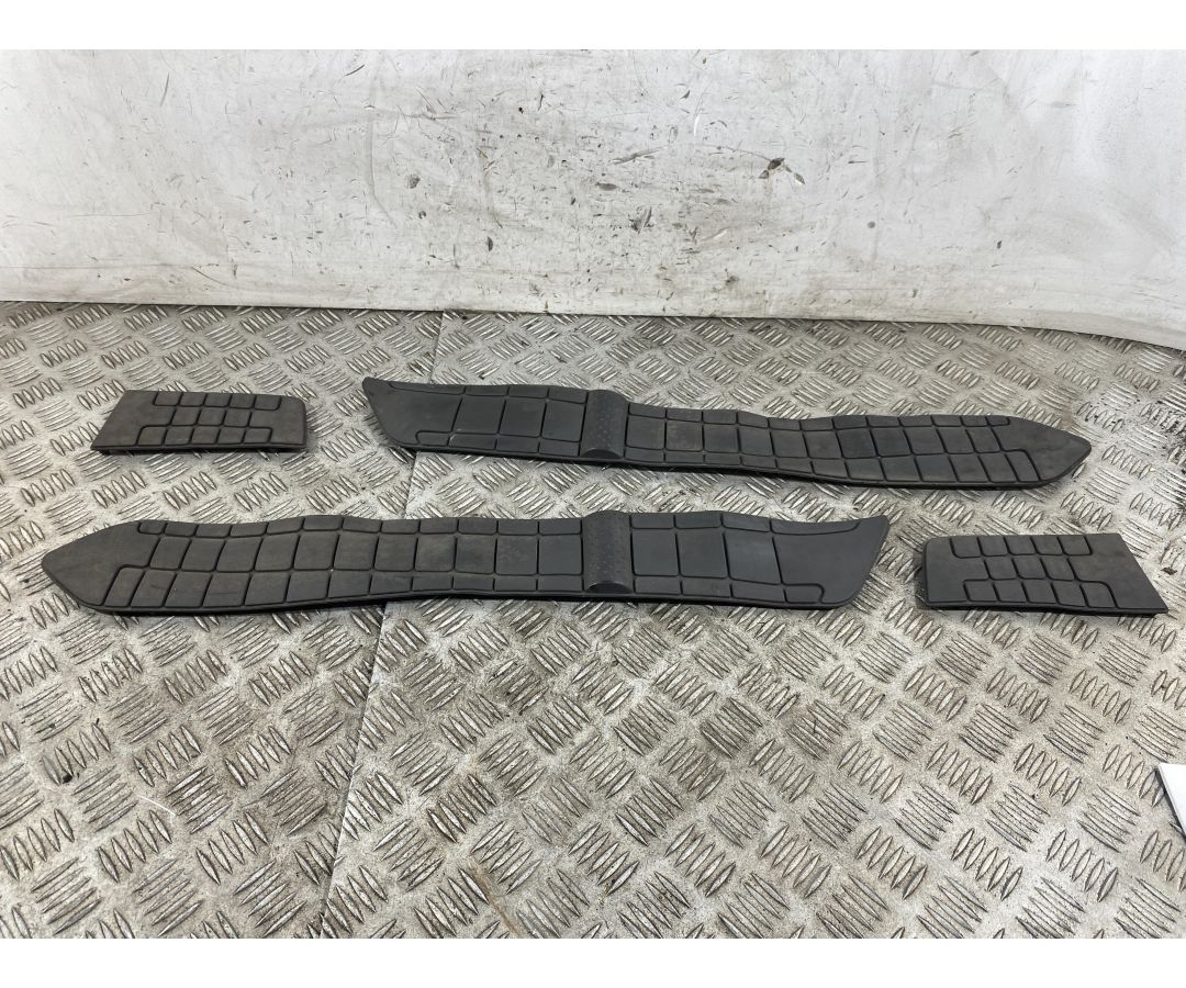 Set Tappetini Pedane In Gomma Poggiapiedi Suzuki Burgman 650 Executive Dal 2004 al 2006  1761142974343