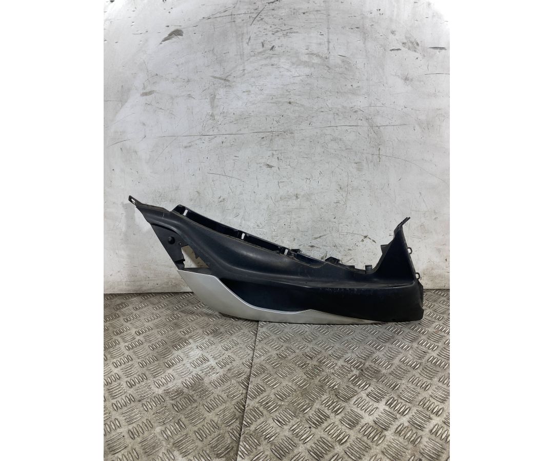 Carena Pedana Poggiapiedi Destra DX Piaggio Medley 125 / 150 dal 2016 al 2019  1763653494594