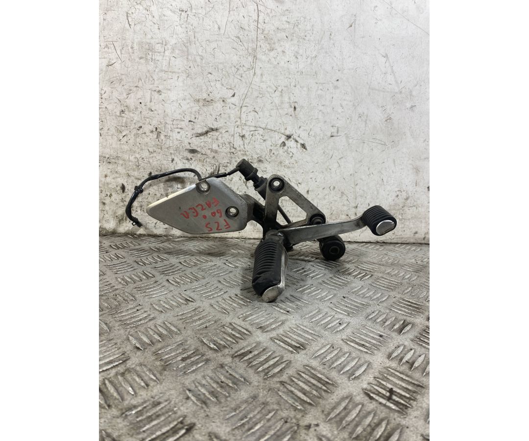 Pedana Poggiapiedi Destra DX Con Pedivella Freno Yamaha Fazer 600 FZS Dal 1998 al 2001  1771328279049
