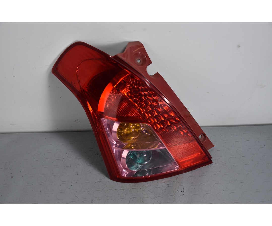 Fanale Stop Posteriore SX Suzuki Swift IV dal 2004 al 2010 Cod 569651  1637588049238
